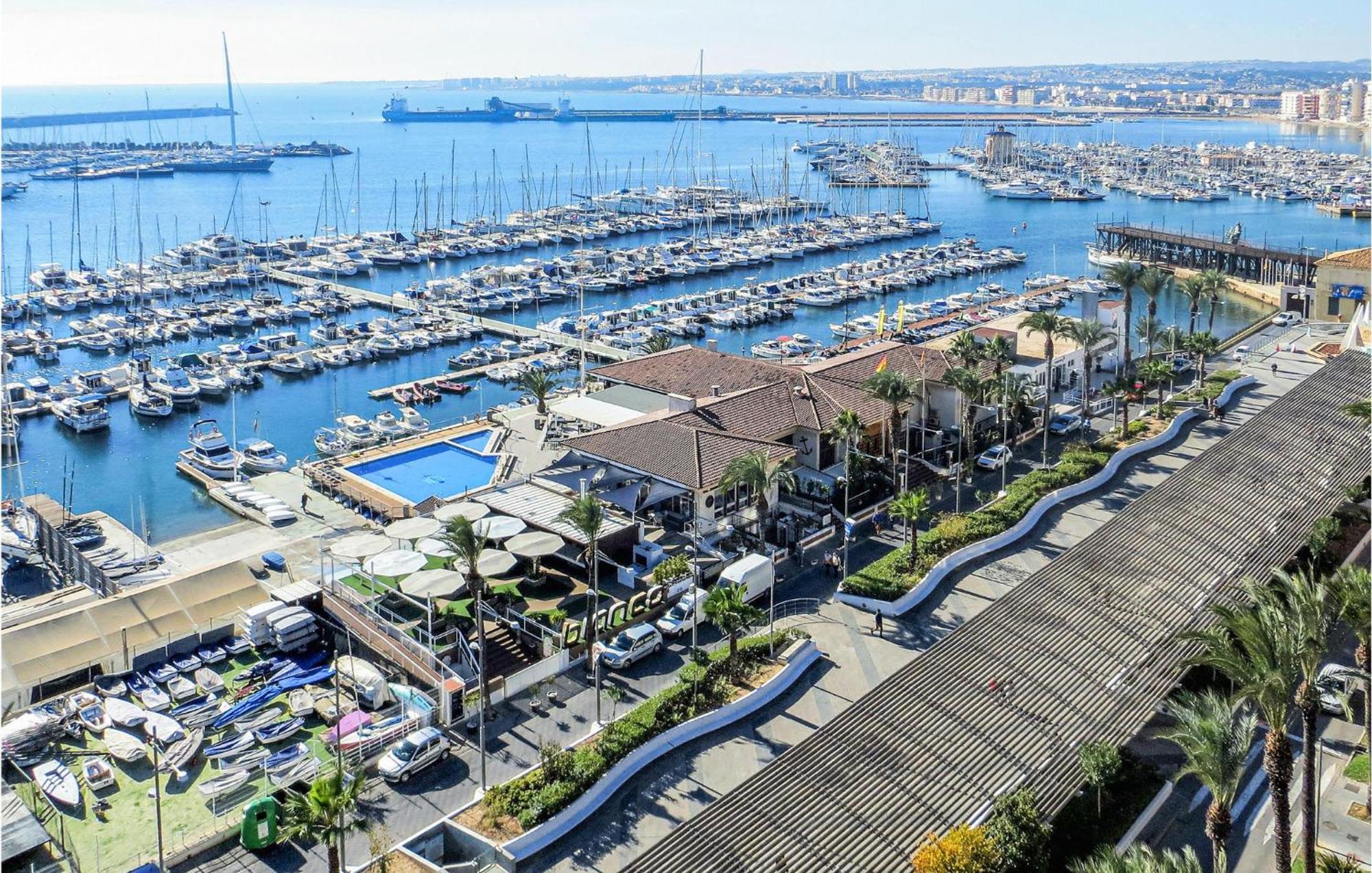 2 Bedroom Stunning Apartment In Torrevieja Eksteriør bilde